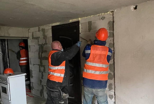 люди срезали все двери, ведущие в подвал многоквартирного дома №10/7 по улице Военных Строителей в Севастополе