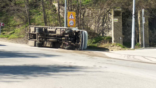 В Севастополе на спуске к Инкерману перевернулся грузовой автомобиль.