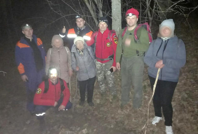 Крымские спасатели эвакуировали ночью трех заблудившихся в горах женщин