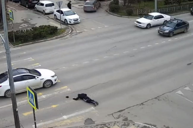 на пересечении улиц Супруна и Олега Кошевого в Севастополе автомобиль «КИА» сбил мужчину, который перебегал пешеходный переход
