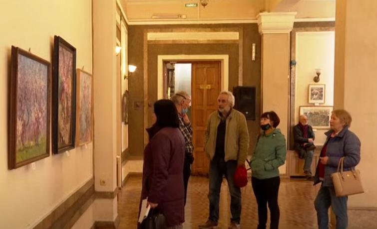 В СЦКИ открылась первая после пандемии выставка картин художников Севастополя
