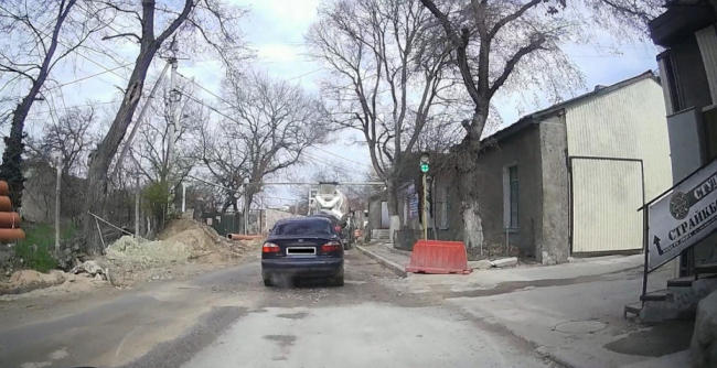 Реверсивный светофор, недавно установленный на улице Карантинной в центральной части Севастополя