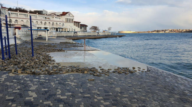В Севастополе начался демонтаж тротуарной плитки, уложенной оператором пляжа «Хрустальный» летом прошлого года.