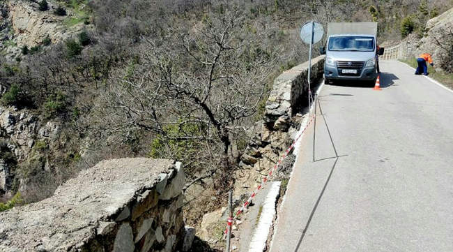 Движение на дороге Гончарное – Ялта ограничили из-за обвала подпорной стены