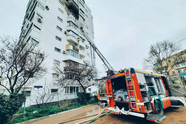 Пожар произошёл сегодня в 12-этажном доме на проспекте Октябрьской революции в Севастополе