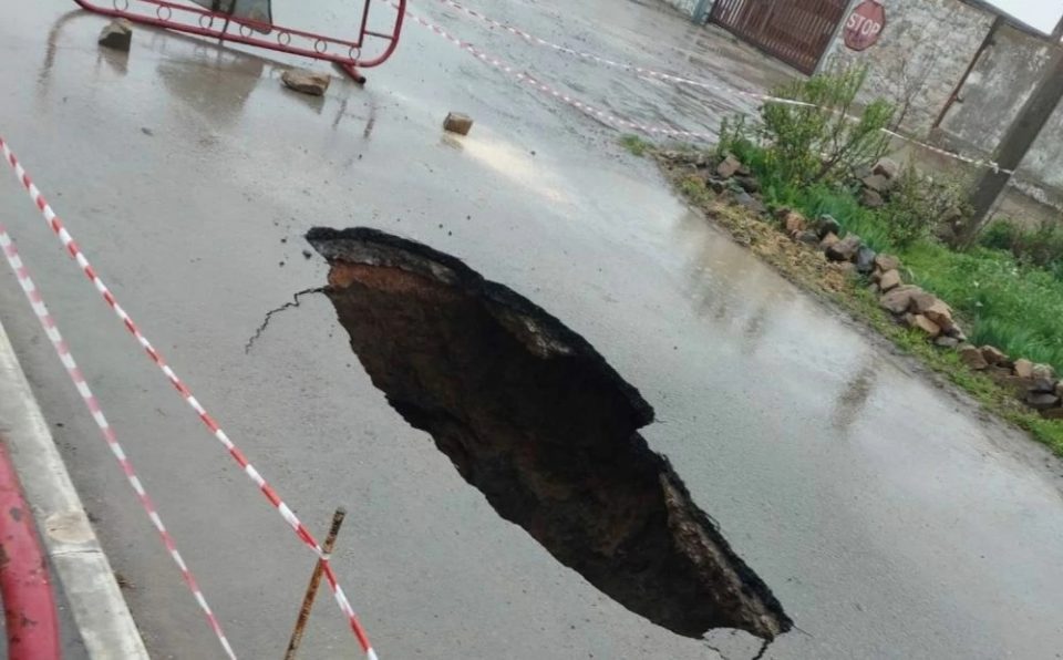 В Армянске провалился участок дороги по улице Магдесяна