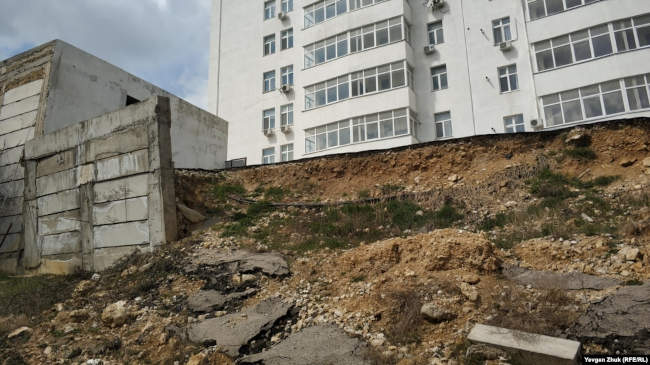 рухнувшая парковка в Севастополе на проспекте Победы