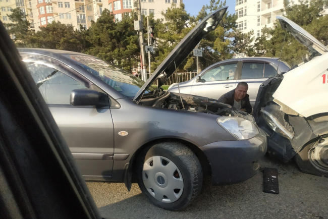 В Севастополе столкнулись легковой автомобиль Mitsubishi Lancer и машина скорой помощи