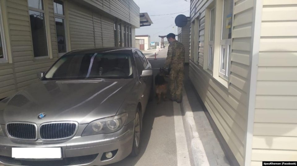 на административной границе с Крымом остановили автомобиль марки BMW, который был ранее похищен в Чехии