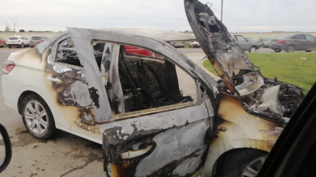 Легковой автомобиль – по предварительным данным, Peugeot 301 – сгорел сегодня ночью рядом с многоквартирными домами в Казачьей бухте Севастополя