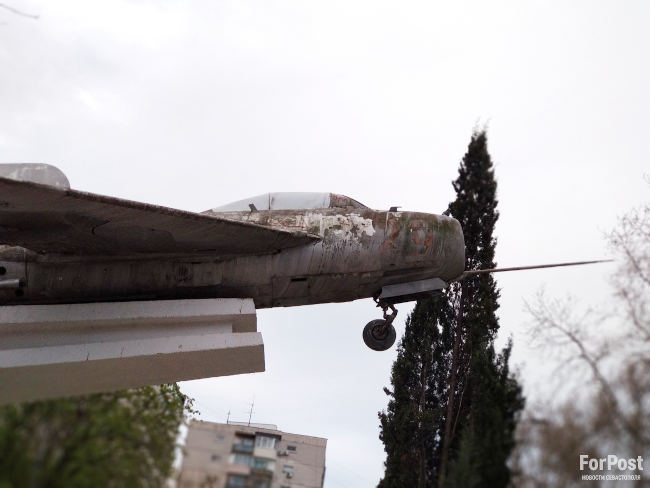 Арт-объект «Истребитель МиГ-19», призванный украшать проспект Генерала Острякова