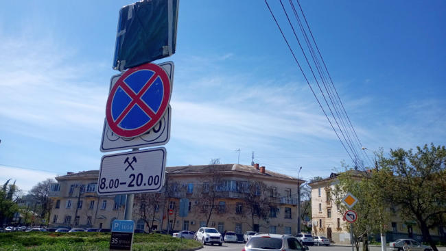 В центре Севастополя появились новые ограничительные знаки, запрещающие парковать машины