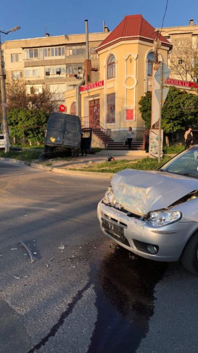 Смятый спереди Fiat и неожиданным образом «припарковавшаяся» грузовая «газель» – итог ДТП, случившегося накануне на Харьковской улице в Севастополе