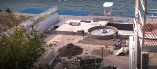 троительство частного бассейна для отеля — вот что происходит в нескольких метрах от кромки моря у пляжа «Хрустальный»