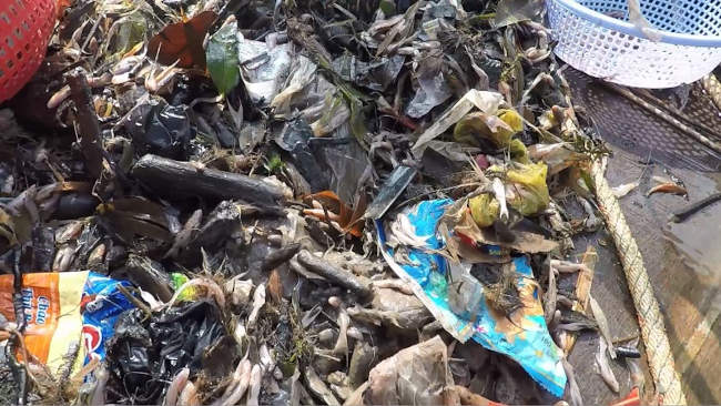 пластиковые отходы со дна реки Меконг