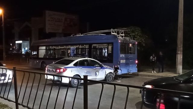 В Севастополе произошло ДТП с участием троллейбуса и автомобиля полиции