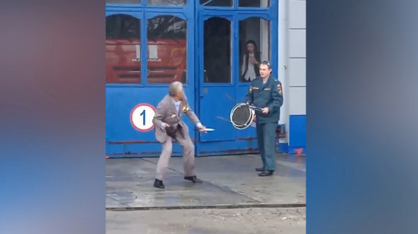 На улице Народных Ополченцев пожилой мужчина с орденами на груди, угрожая ножом, преследовал одного из сотрудников пожарной части