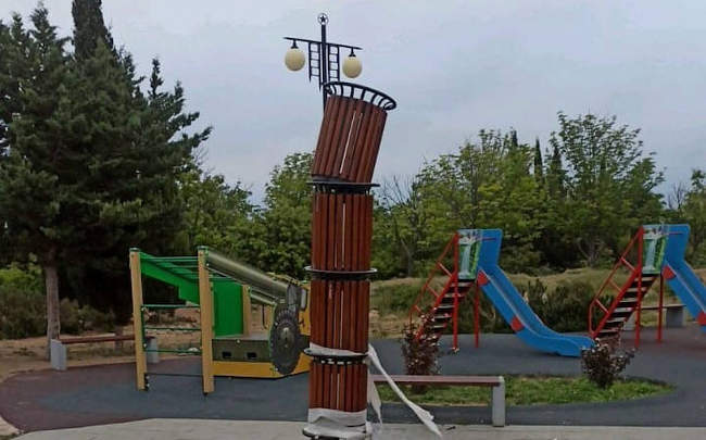 На минувших выходных в парке Победы в Севастополе появился новый «арт-объект». На детской площадке неизвестные выстроили башню из собранных поблизости урн