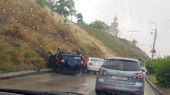 В Севастополе на дороге перевернулся автомобиль. Авария произошла на Троллейбусном спуске