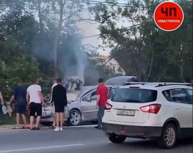 В Севастополе 1 июня на улице Горпищенко загорелся автомобиль Peugeot 307 SW
