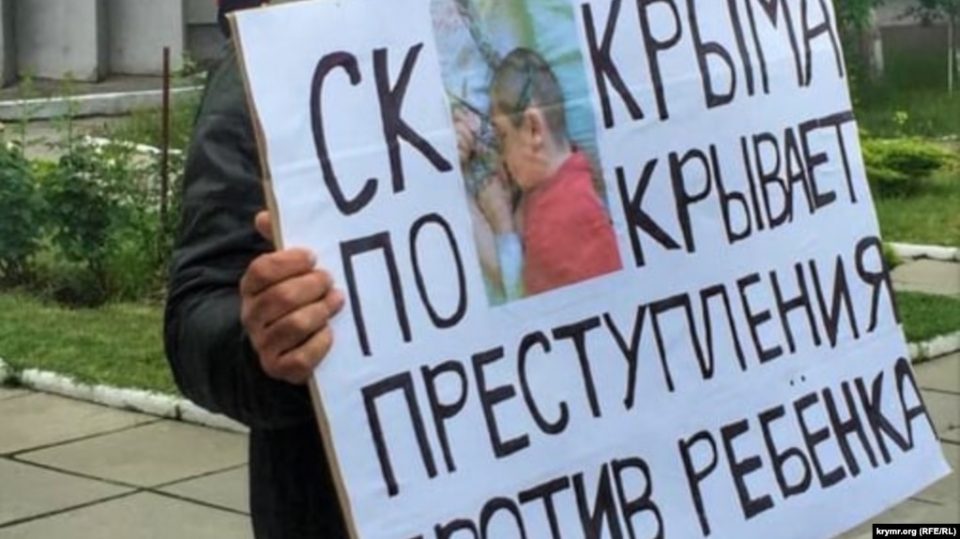 Под здание управления Следственного комитета России в Симферополе 1 июня на одиночный пикет вышел местный житель Дмитрий Формалев