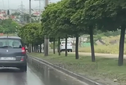 В Севастополе очевидцы заметили автомобилиста, который ехал по пешеходной зоне.