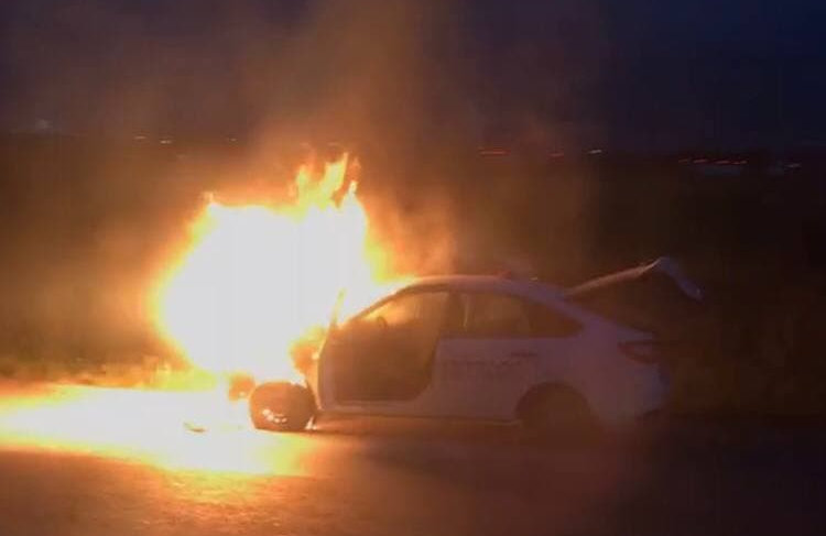В Крыму по дороге к международному аэропорту Симферополь загорелся легковой автомобиль