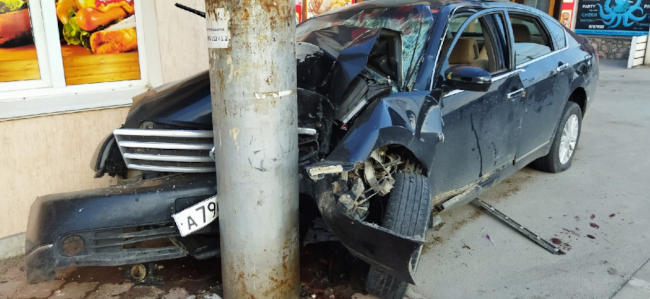 В Севастополе водитель легкового автомобиля въехал в столб