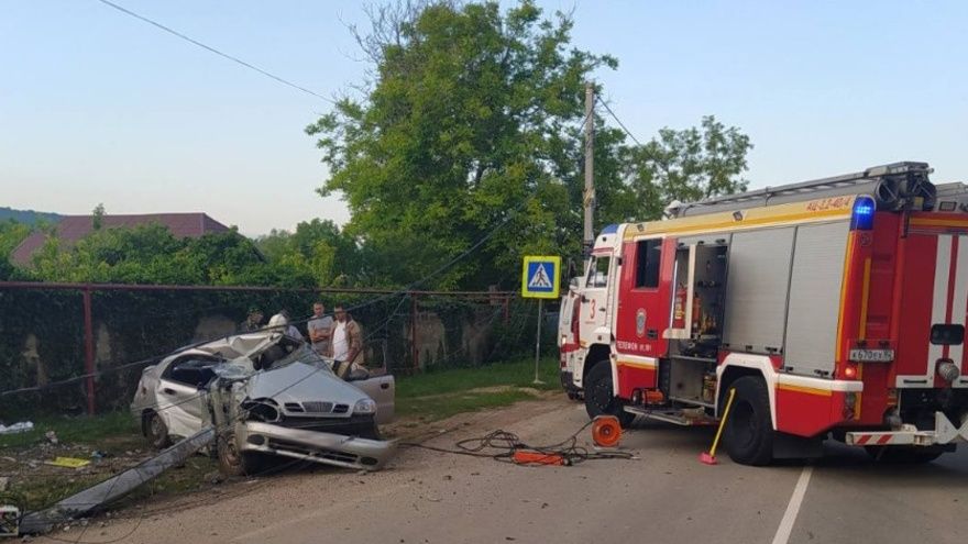 Водитель легковушки в селе Партизанское под Симферополем снёс столб высоковольтной линии электропередач