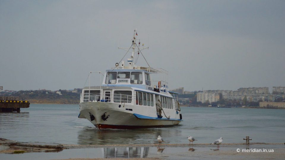 пассажирский катер в Севастопольской бухте