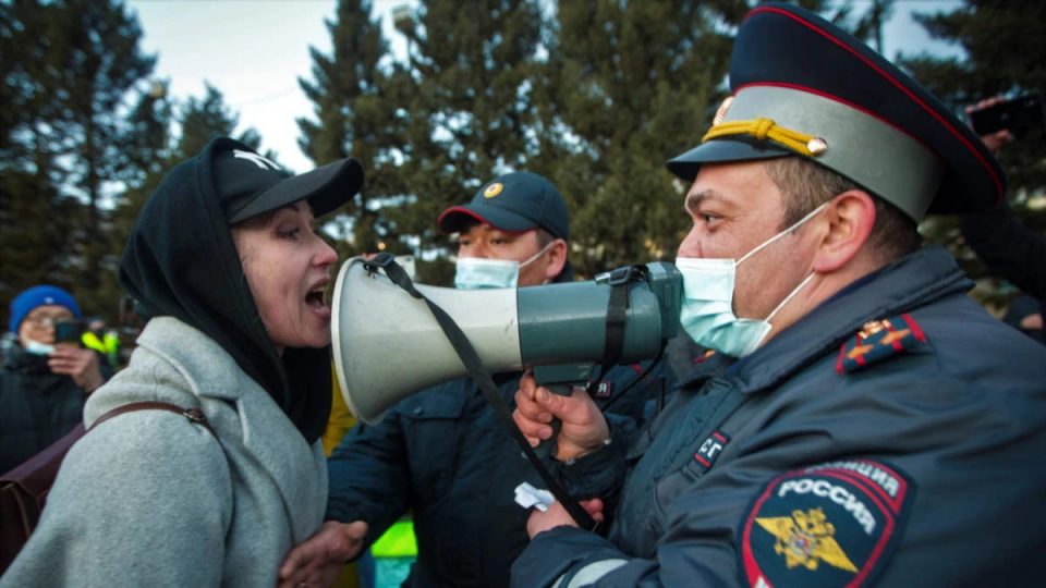 полицейский на митинге в России