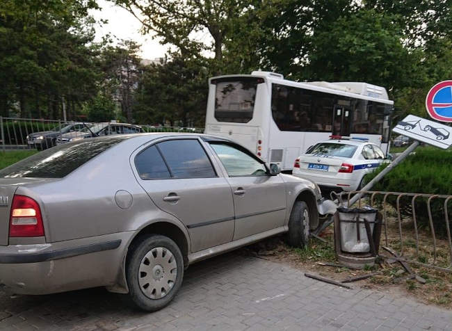 В Севастополе иномарка снесла дорожный знак на Хрюкина