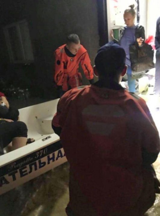Спасатели Центра гражданской защиты Севастополя эвакуировали 70 жителей села Фруктовое из подтопленных рекой Бельбек домов