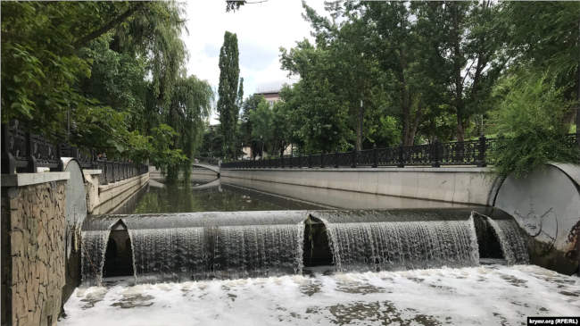 В реке Салгир в Симферополе из-за осадков поднимается уровень воды