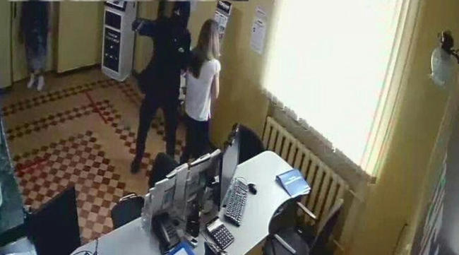 ищут мужчину, совершившего разбойное нападение на отделение банка в посёлке Орджоникидзе под Феодосией