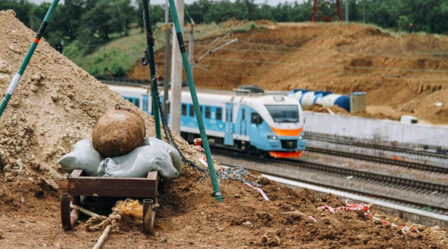 Рабочие нашли авиабомбу весом 250 кг времен Великой Отечественной войны в районе строительной площадки железнодорожной станции «Мекензиевы горы» в Севастополе