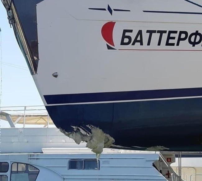 В Севастополе в районе Фиолента парусная яхта на тихом ходу въехала в единственную торчащую посреди открытого моря небольшую скалу