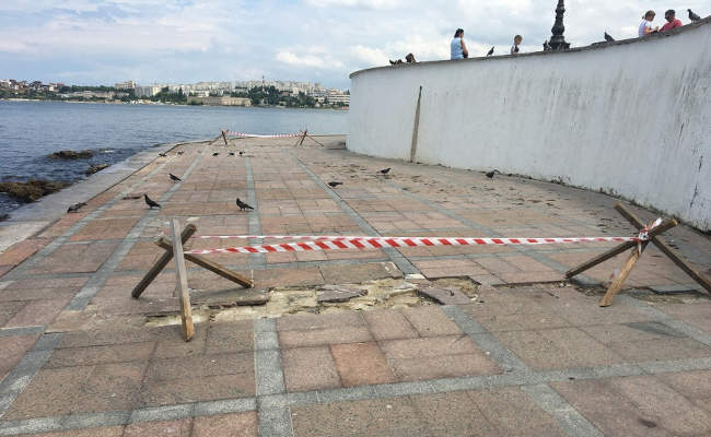 В Севастополе все еще не завершен ремонт разбитого зимними штормами гранитного покрытия на набережной Корнилова