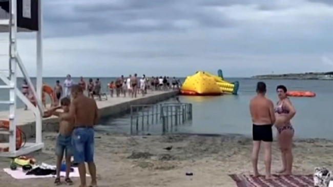 В Севастополе ребенок разбил голову на пляжном батуте в Омеге