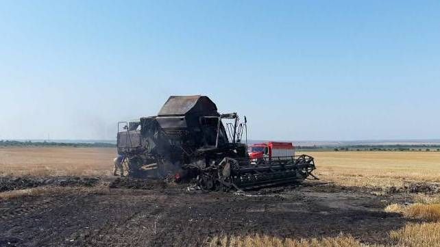 В районе села Чистополье в Ленинском районе Крыма загорелась сухая трава на поле. Частично сгорел комбайн