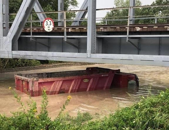 В Севастополе грузовик ушел под воду