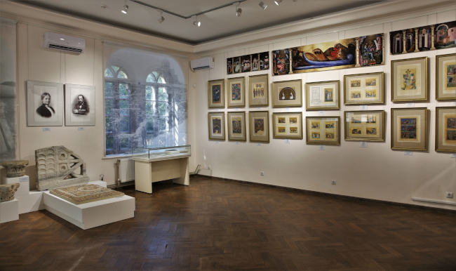 в малом зале Византийской экспозиции Херсонеса Таврического начала работать новая временная выставка «Византийские древности графов Уваровых»