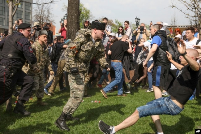 Казаки разгоняют сторонников Алексея Навального