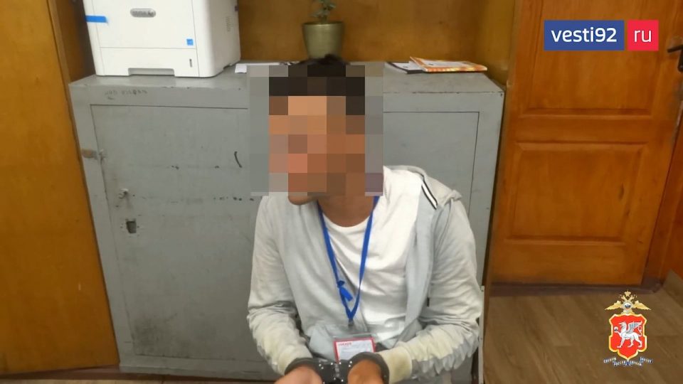 Полицейские задержали 23-летнего жителя Ялты, выдающего себя за сотрудника платной парковки. Он взимал плату за парковку на плато Ай-Петри в Крыму.