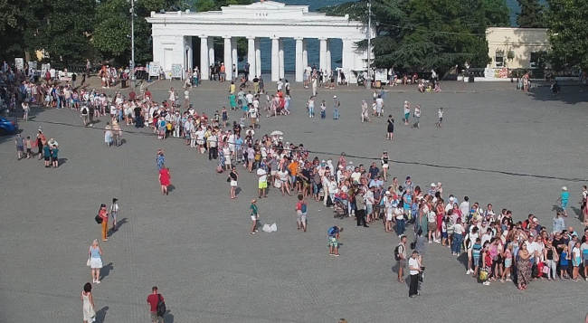 В Севастополе на площади Нахимова выстроилась гигантская очередь