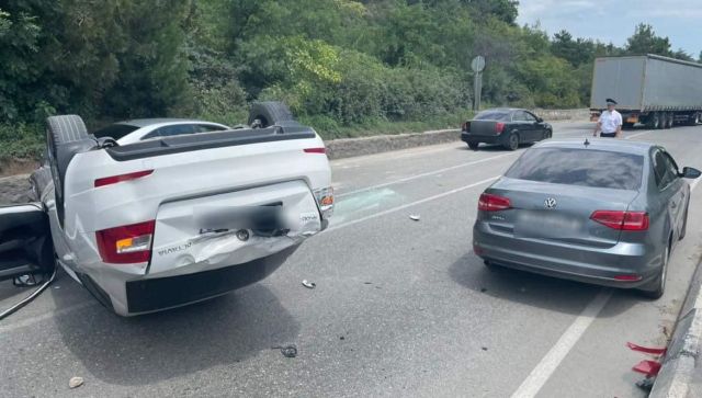Водитель автомобиля Toyota Auris погиб после столкновения с четырьмя стоящими авто на трассе в Джанкойском районе Крыма