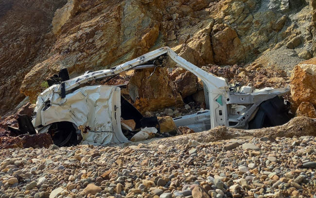На диком пляже недалеко от мыса Фиолент до сих пор лежит груда металла, оставшаяся от белого «Mercedes-Benz E200»