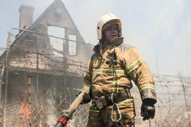 Пожар произошёл сегодня в частном доме на территории садового товарищества «Якорь», расположенного в районе Юхариной балки в Севастополе