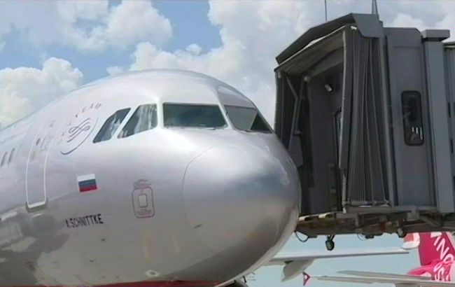 Авиалайнер Boeing совершил экстренную посадку в крымском аэропорту