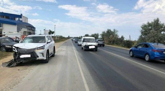 31 июля водитель автомобиля Lexus двигался по правой обочине автодороги Симферополь – Евпатория, допустил столкновение с автомобилем Toyota Camry